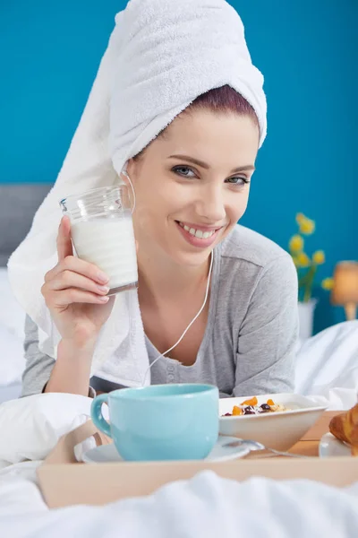 Porträt einer glücklich lächelnden Europäerin, die eine gesunde Brüste isst — Stockfoto