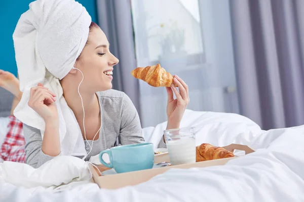 Retrato de una feliz mujer europea sonriente comiendo un brea saludable —  Fotos de Stock