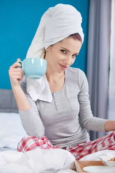 Retrato de una feliz mujer europea sonriente comiendo un brea saludable — Foto de Stock