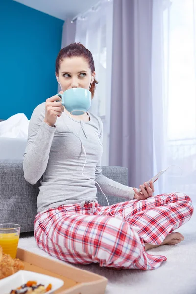 Ritratto di una felice donna europea sorridente che mangia un sano brea — Foto Stock