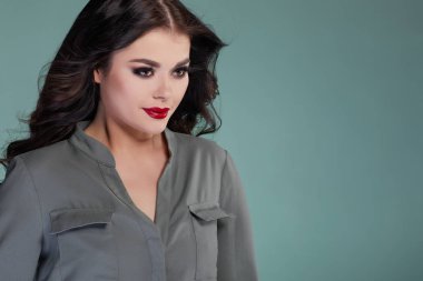 Güzel kadın yüzü, yakından portre. 