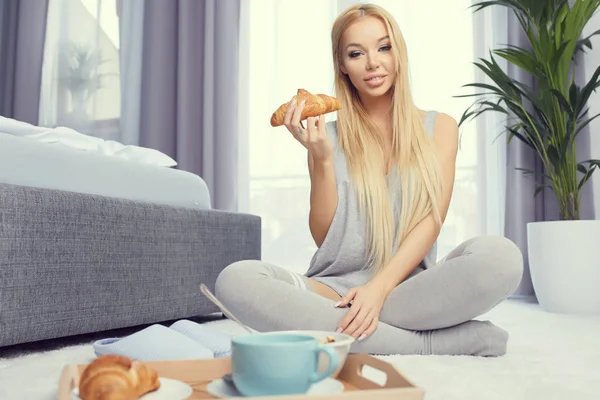 Giovane bella donna che fa colazione a letto. — Foto Stock