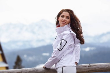 Seksi Snowboarder kadın açık havada. Tatil kışın tatil