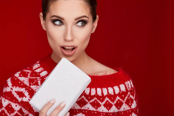 Navidad, x-mas, invierno, concepto de felicidad - mujer sonriente en s —  Fotos de Stock