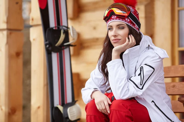 Téli, szabadidő, sport és az emberek koncepció - boldog fiatal nő — Stock Fotó