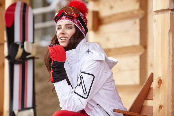 Kış, eğlence, spor ve insanlar kavramı - mutlu genç kadın — Stok fotoğraf