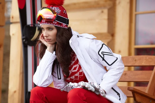 Winter-, vrijetijds-, sport- en mensen concept - gelukkige jonge vrouw in — Stockfoto