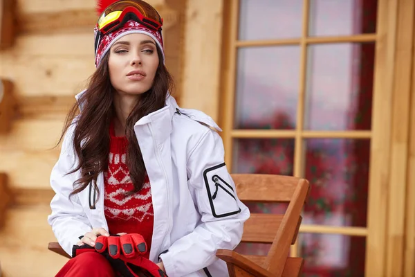 Vintern, fritid, sport och människor koncept - glad ung kvinna i — Stockfoto