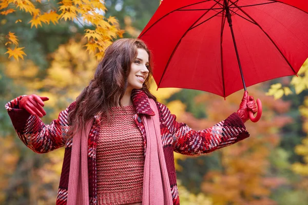 Fashionable autumn woman in park — Stock Photo, Image