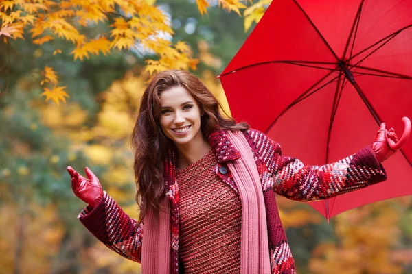 Modieuze herfst vrouw in Park — Stockfoto