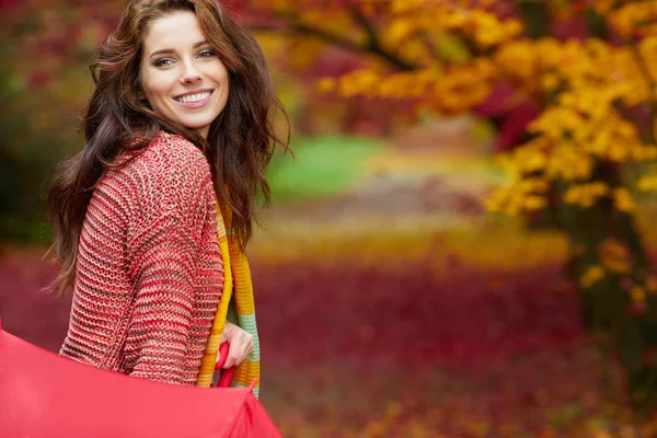 Mulher de outono na moda no parque — Fotografia de Stock