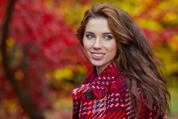 Modefrau geht im Herbstpark spazieren — Stockfoto