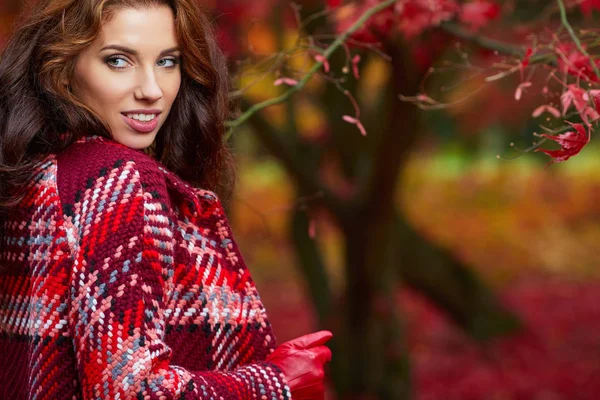 秋の公園を歩くファッション女性 — ストック写真