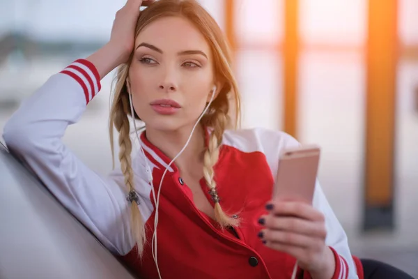 Retrato al aire libre de una joven hermosa mujer al atardecer escuchando — Foto de Stock
