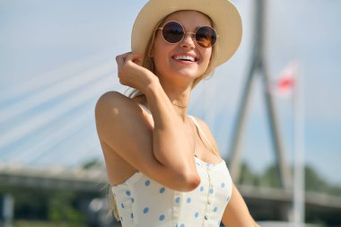 uzun beyaz elbise ve şapka yürüyüş muhteşem güzel kadın. 