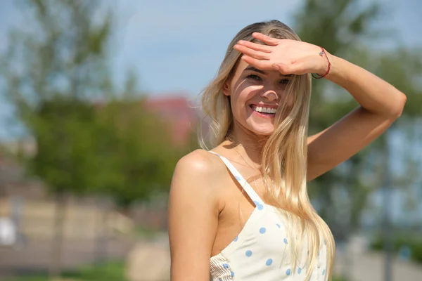 Linda mulher de verão em vestido branco. Cidade fundo do rio . — Fotografia de Stock