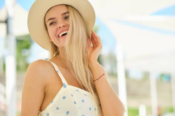 Linda mulher bonita em vestido branco longo e chapéu andando . — Fotografia de Stock