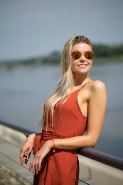 uzun elbise ve şapka yürüyüş muhteşem güzel kadın. Portr