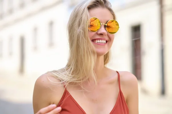 Hermosa mujer en vestido largo rojo caminando. Retrato de feliz g —  Fotos de Stock