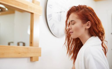 Banyoda kızıl saçlı kadın