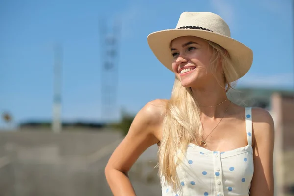 Splendida bella donna in abito lungo bianco e cappello a piedi . — Foto Stock