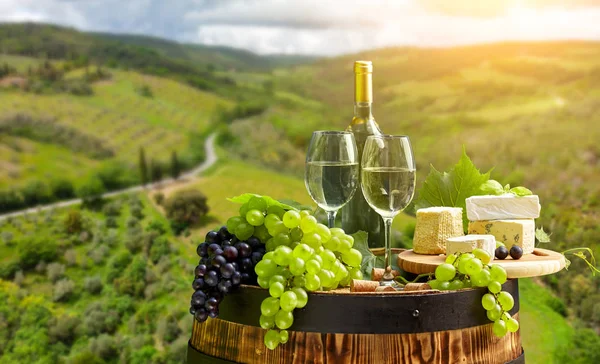 Wine bottle and wine glass on wodden barrel. Beautiful Tuscany b — Stock Photo, Image