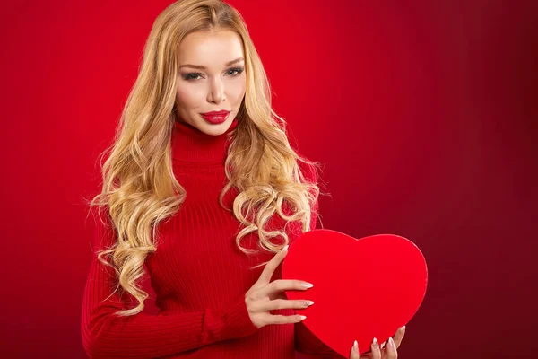 Aftelkalender voor Valentijnsdag-schoonheid gelukkig meisje met geschenk doos. — Stockfoto