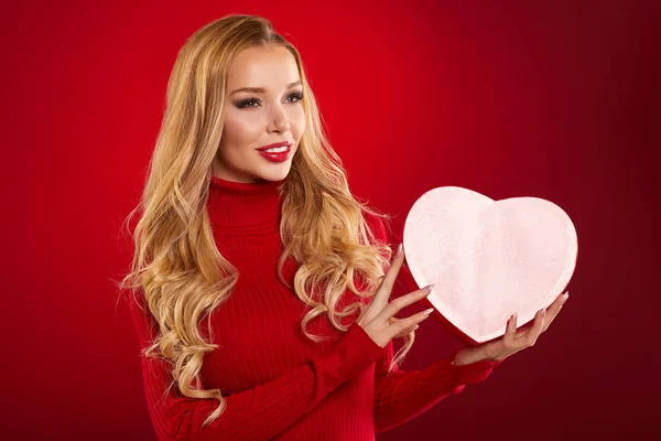 Aftelkalender voor Valentijnsdag-schoonheid gelukkig meisje met geschenk doos. — Stockfoto