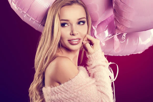 Piękna Blondynka kobieta stwarzające z balonów serca. Święty Valentine — Zdjęcie stockowe