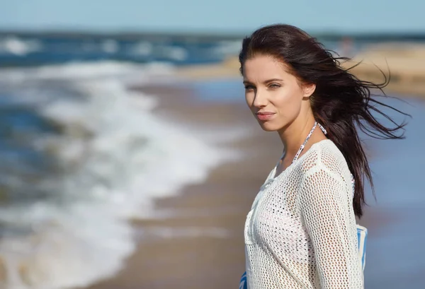 Krásná letní žena nedaleko moře — Stock fotografie