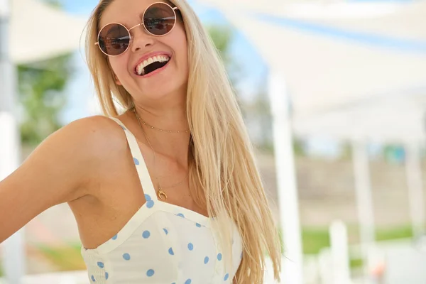 Linda mulher bonita em vestido branco longo e chapéu andando . — Fotografia de Stock