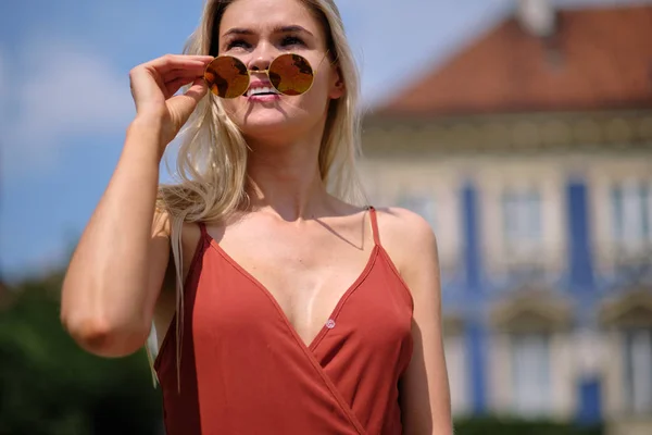 Splendida bella donna in abito rosso lungo e cappello a piedi. P — Foto Stock