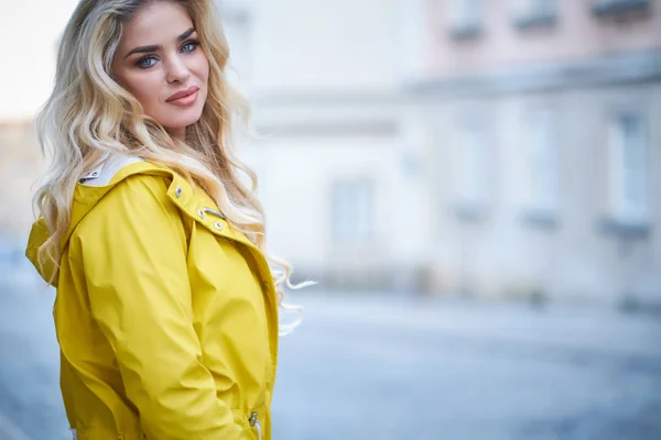 La fille dans le manteau jaune dans la rue, tenue élégante, femme — Photo