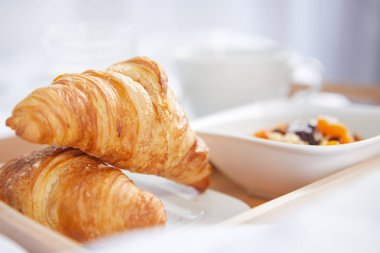 kahve ve kruvasan ile yatakta kahvaltı