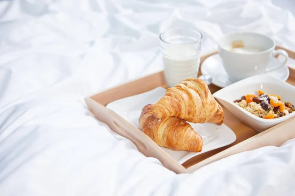 Colazione a letto con caffè e croissant — Foto Stock