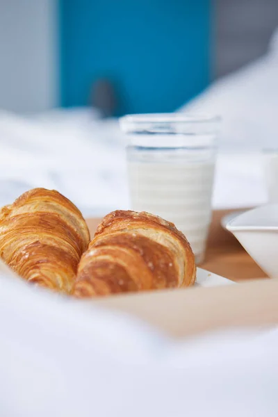 Snídaně s kávou a croissanty v posteli — Stock fotografie