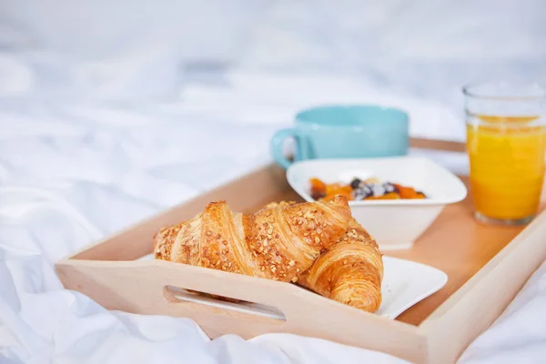 床上有咖啡和羊角面包早餐 — 图库照片