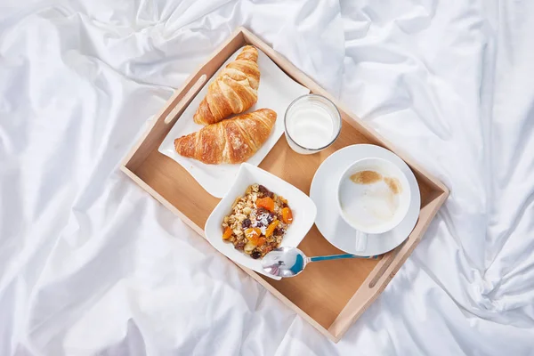 Πρωινό στο κρεβάτι με καφέ και κρουασάν. επάνω όψη — Φωτογραφία Αρχείου