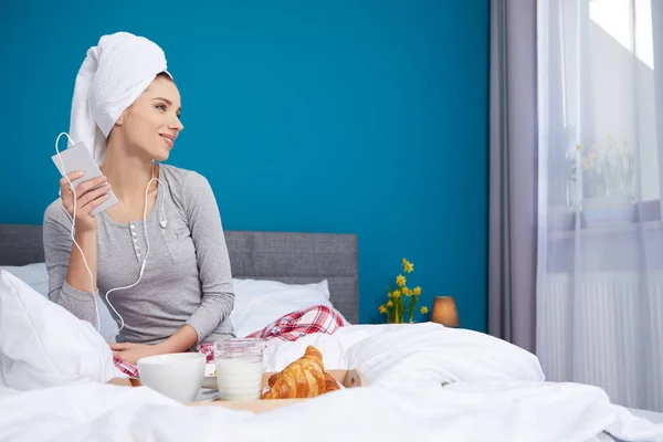 Mädchen mit Handtuch auf dem Kopf frühstückt im Bett — Stockfoto