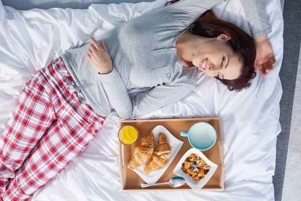 Frukost på sängen. Vacker mornoing flicka — Stockfoto