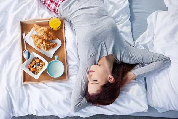 Frühstück im Bett. schöne mornoing Mädchen — Stockfoto