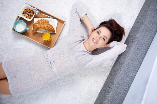 Guter sonniger Morgen, Frau beim leichten gesunden Frühstück im Bett. — Stockfoto