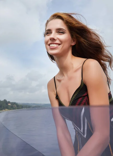 Yaz tatili. Motorlu tekne süren genç bir kadın. — Stok fotoğraf