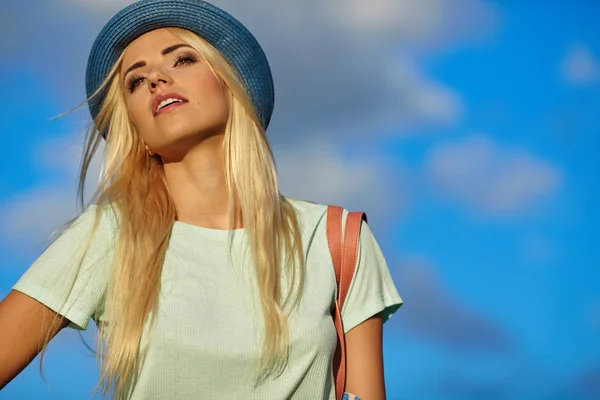 Yaz tatil ve tatil - Sahilde yürüyüş şapkalı kız — Stok fotoğraf