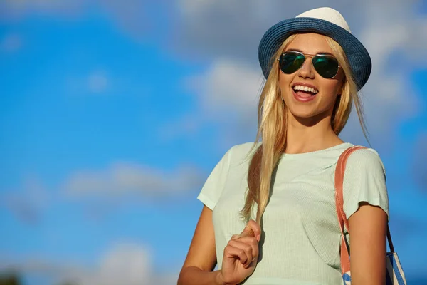 Летний отдых и отдых - девушка в шляпе прогулка по пляжу — стоковое фото