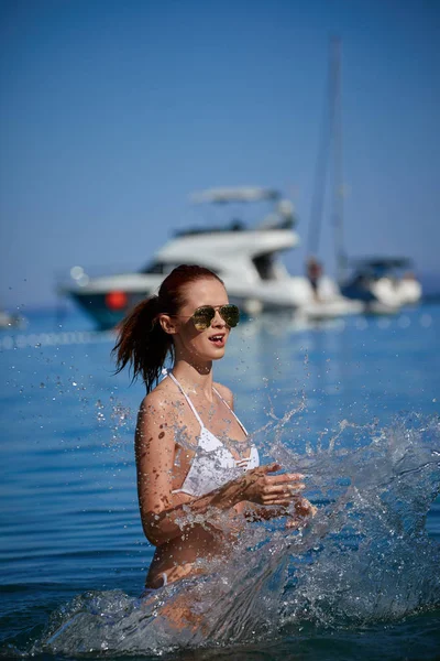 Imagen de una hermosa joven con traje de baño en vacaciones en —  Fotos de Stock