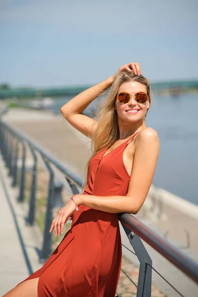 Splendida bella donna in abito rosso lungo e cappello a piedi. Po — Foto Stock