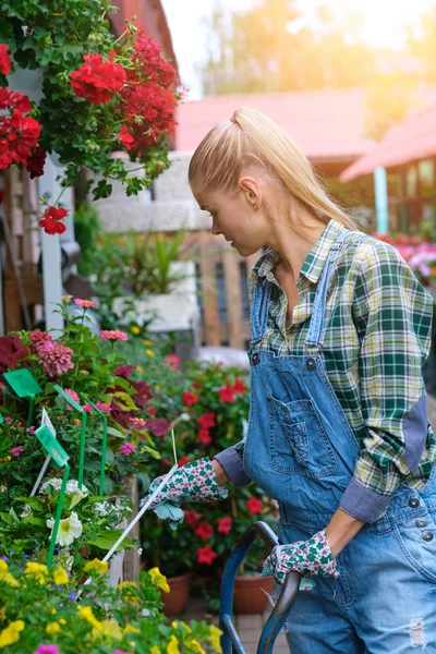 Άνθρωποι, κηπουρική και επάγγελμα έννοια-ευτυχισμένη γυναίκα ή κήπο — Φωτογραφία Αρχείου