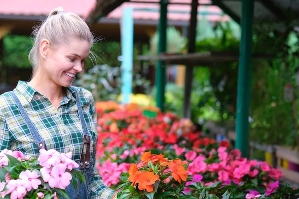 Menschen, Garten und Berufskonzept - glückliche Frau oder Garten — Stockfoto