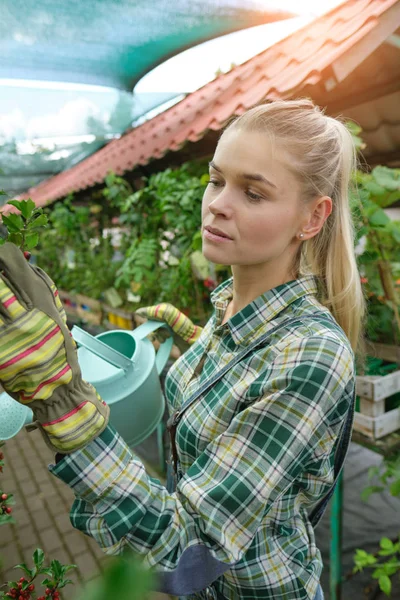 Lidé, zahradnické a profesní pojetí-šťastná žena nebo zahrada — Stock fotografie